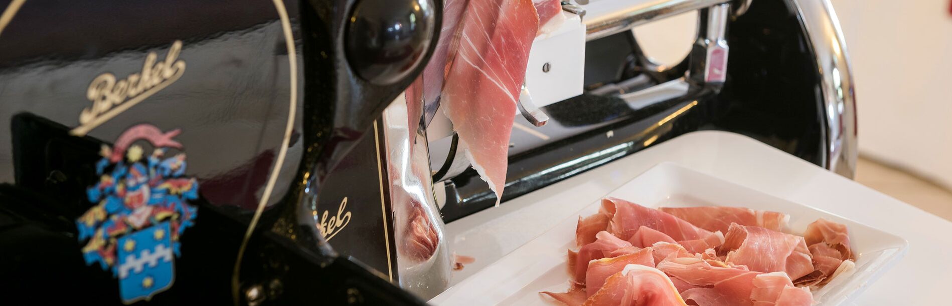 Antike Berkel Aufschnittmaschine beim Frühstück