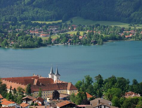 Blick auf Kloster Tegernsee vom Hotel Der Westerhof