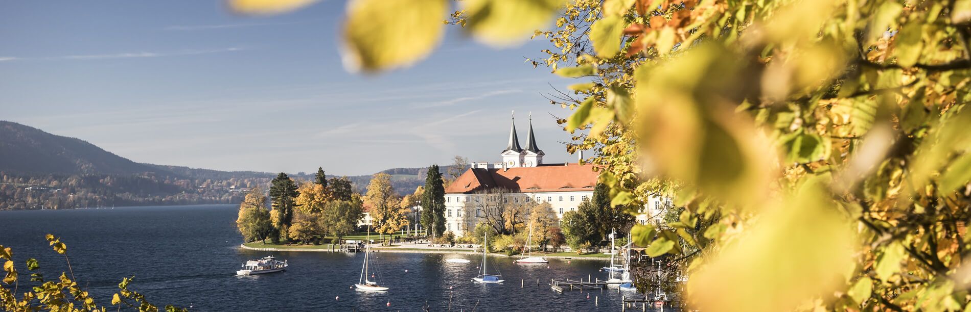 Herbststimmung am Tegernsee Blick auf die Klosterkirche Tegernsee von der Point aus fotografiert