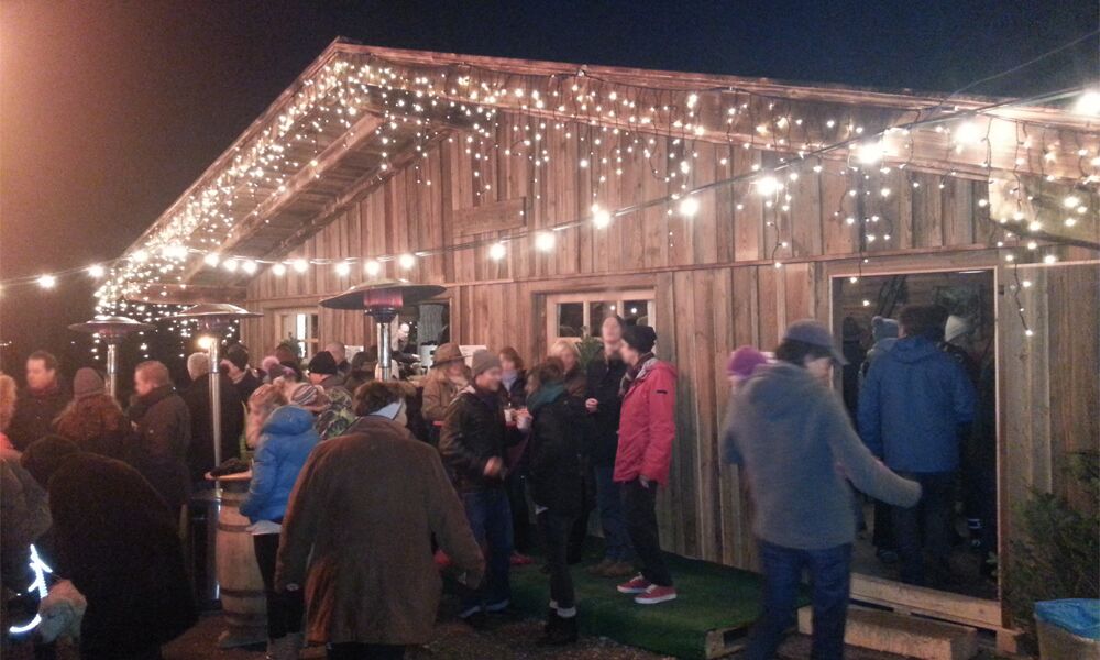 Adventsstimmung am Tegernseer Schlossmarkt dem Weihnachtsmarkt mit Blick auf die festlich dekorierte Westerhof Alm